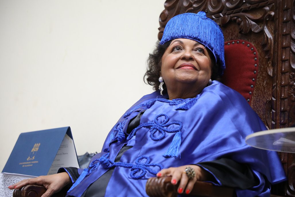 Doutor Honoris Causa \u002D Profa Cida