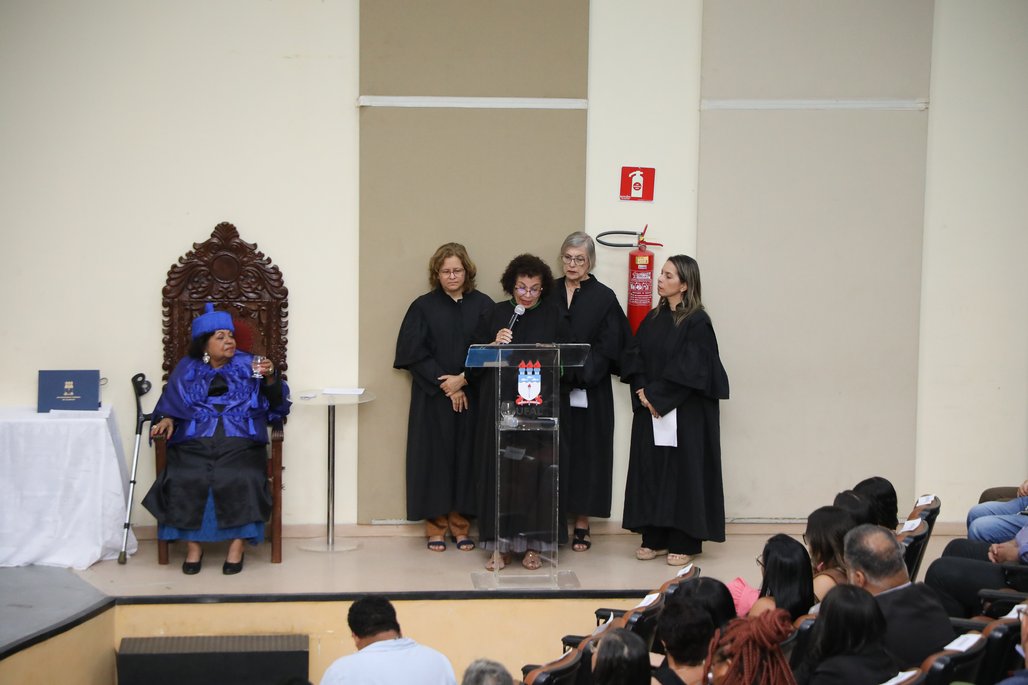 Doutor Honoris Causa \u002D Profa Cida