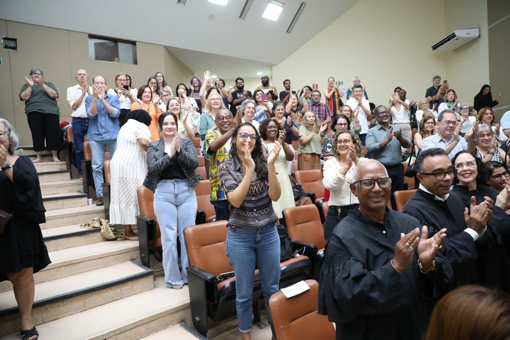 Doutor Honoris Causa \u002D Profa Cida