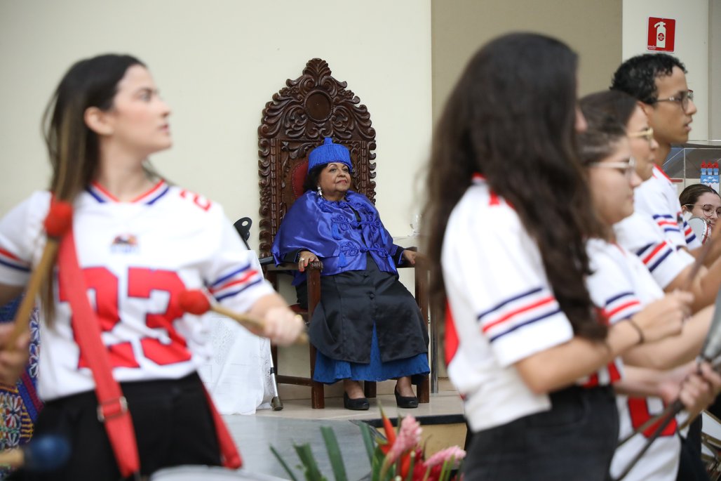 Doutor Honoris Causa \u002D Profa Cida