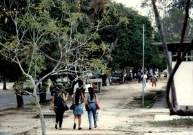 ESTUDANTES NO CAMPUS A.C. SIMÕES