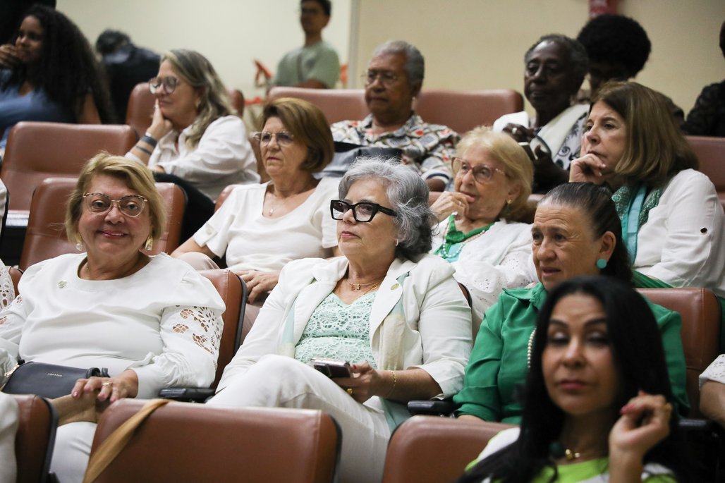 Doutor Honoris Causa \u002D Profa Cida