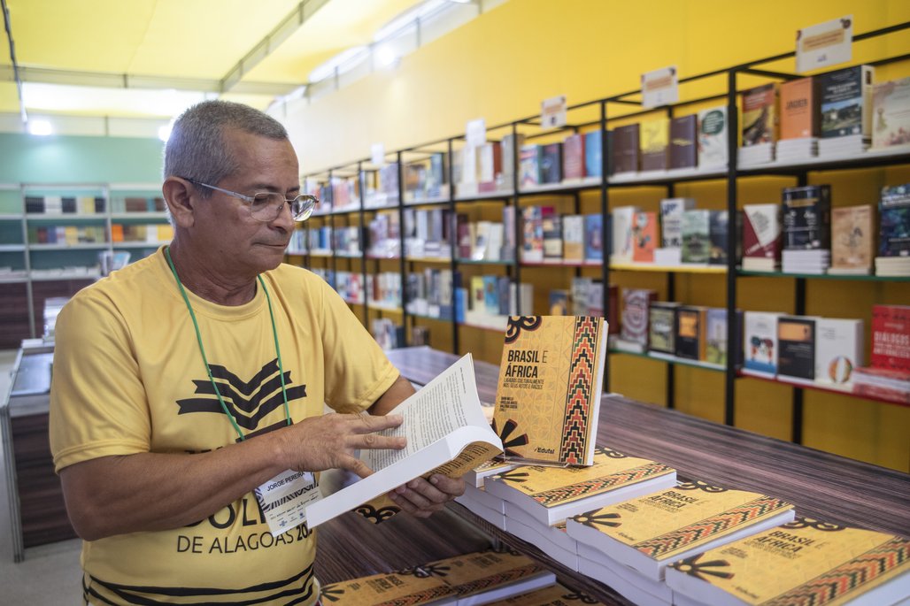 Bienal do Livro de lagoas 2025 \u002D dia 31/10 Adriano arantos
