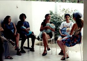 DRAMATIZAÇÃO DOS ESTUDANTES DA SAÚDE JUNTO COM AS MÃES DA COMUNIDADE