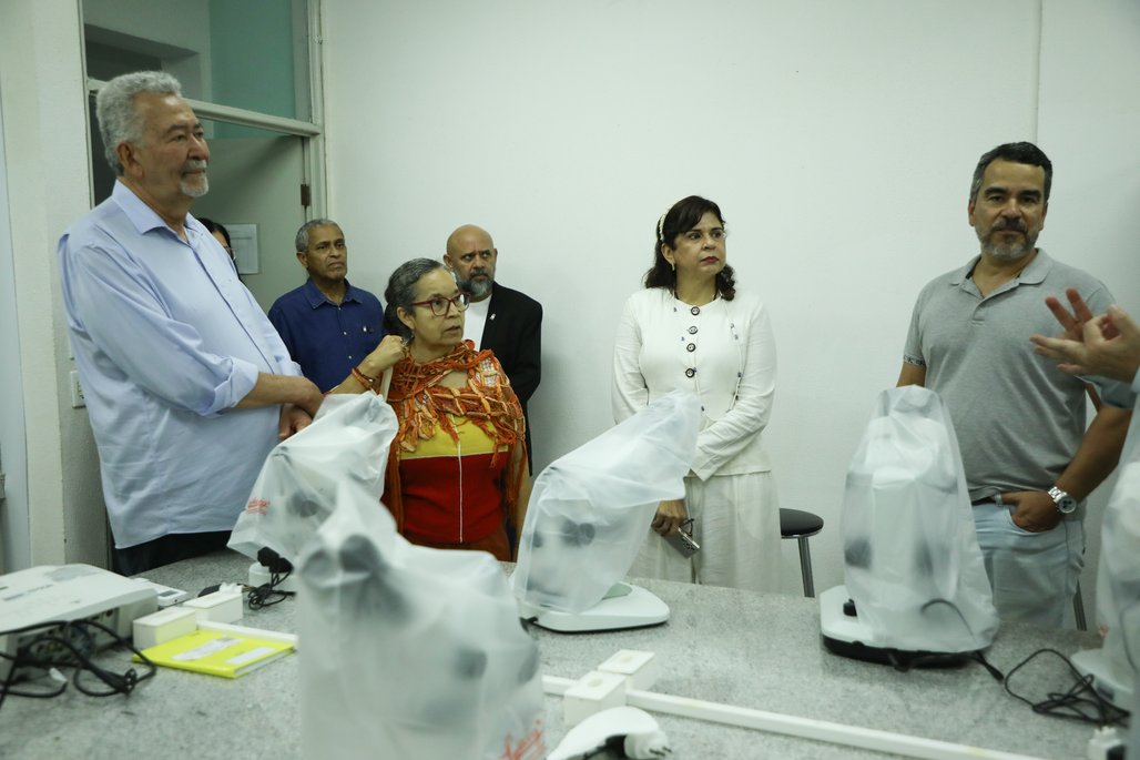 Entrega de equipamentos e laboratórios para COS e ICBS