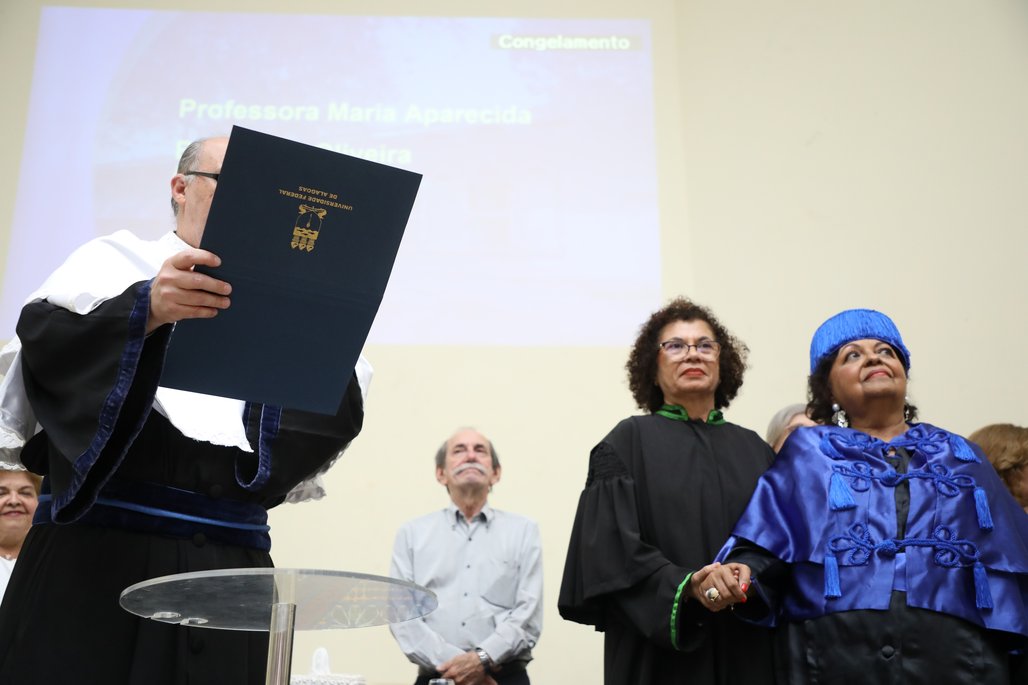 Doutor Honoris Causa \u002D Profa Cida