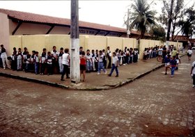 CRIANÇAS E DROGAS - FILA DE ENTRADA NA ESCOLA