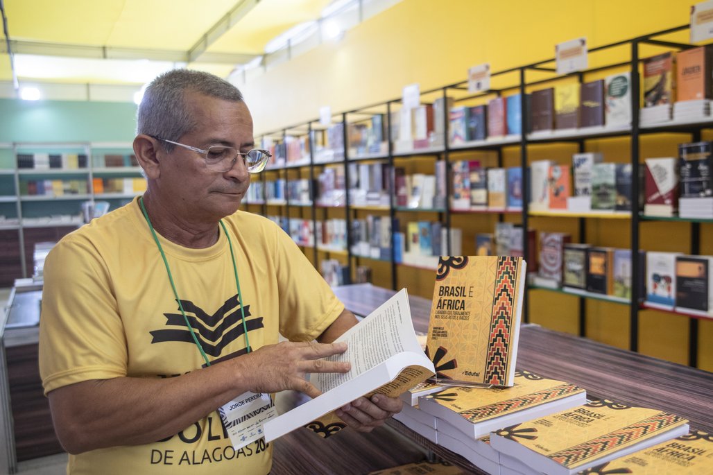 Bienal do Livro de lagoas 2025 \u002D dia 31/10 Adriano arantos