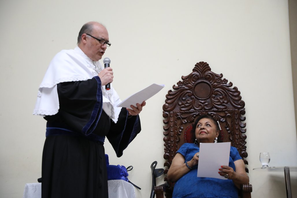 Doutor Honoris Causa \u002D Profa Cida