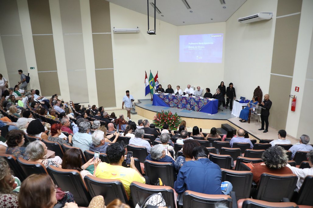 Doutor Honoris Causa \u002D Profa Cida