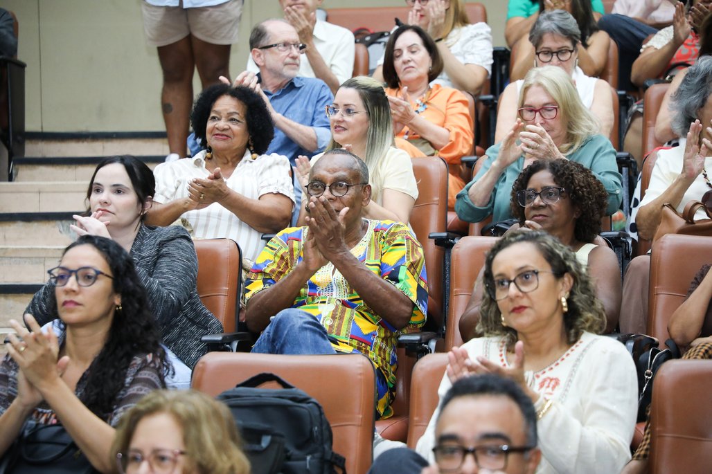 Doutor Honoris Causa \u002D Profa Cida