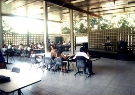 APRESENTAÇÃO VIOLÃO E POESIA NO RESTAURANTE UNIVERSITÁRIO DCE