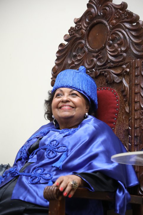 Doutor Honoris Causa \u002D Profa Cida
