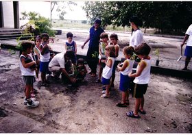 CRECHE PLANTIO DE ÁRVORES COM AS CRIANÇAS