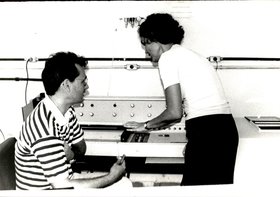 PROFESSORES MARCELO NAVARRO E MARÍLIA GOULART NO LABORATÓRIO DE ELETROQUÍMICA