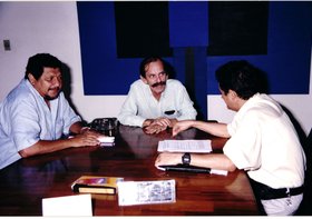ENTREGA DE DOCUMENTO AO REITOR ROGÉRIO MOURA PINHEIRO
