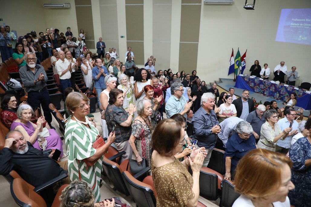 Doutor Honoris Causa \u002D Profa Cida