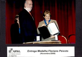 MEDALHA FLORIANO PEIXOTO REITORA ANA DAYSE