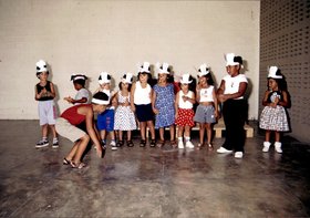 CRECHE - ATIVIDADE COM AS CRIANÇAS