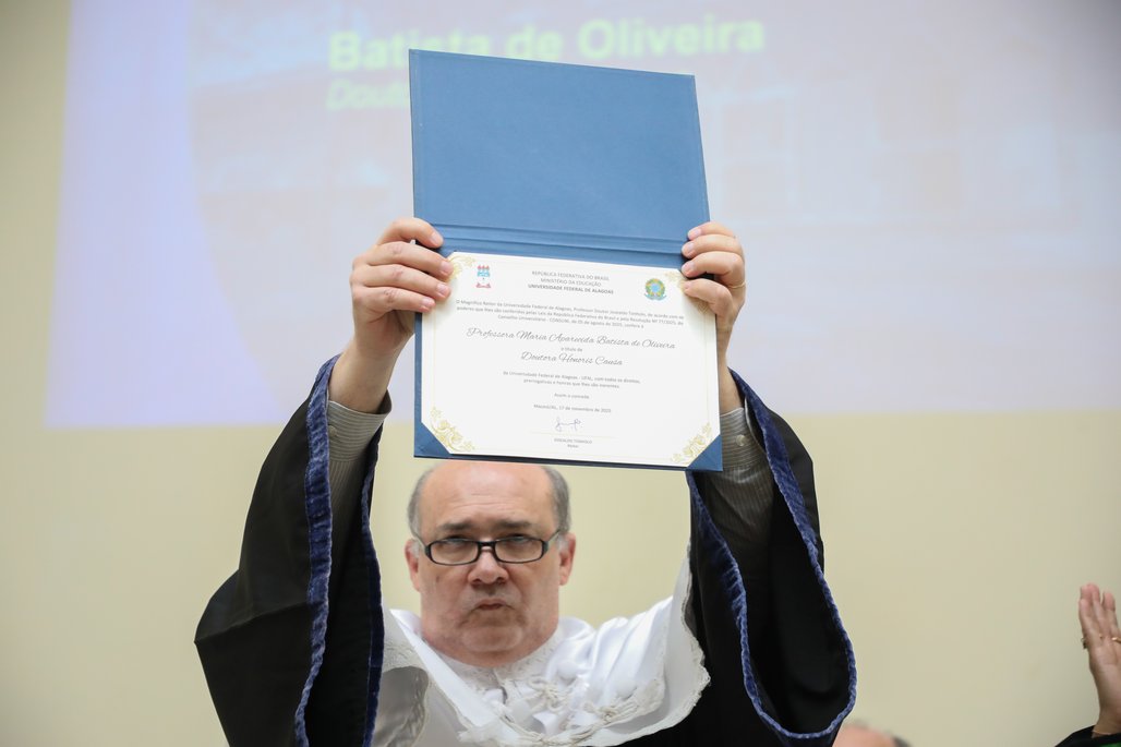 Doutor Honoris Causa \u002D Profa Cida