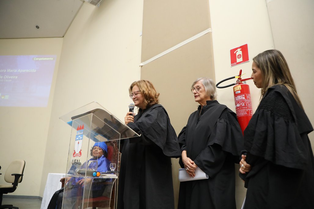 Doutor Honoris Causa \u002D Profa Cida