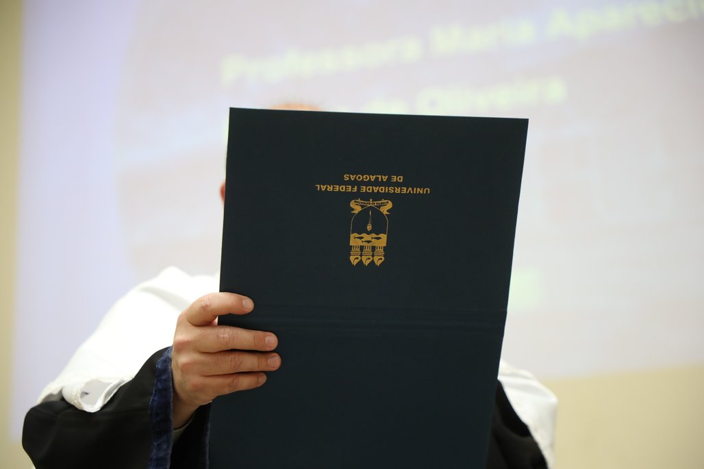 Doutor Honoris Causa \u002D Profa Cida