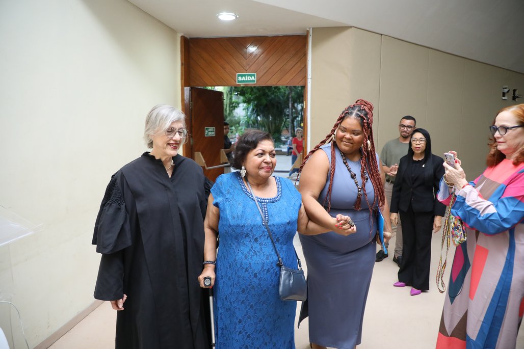 Doutor Honoris Causa \u002D Profa Cida