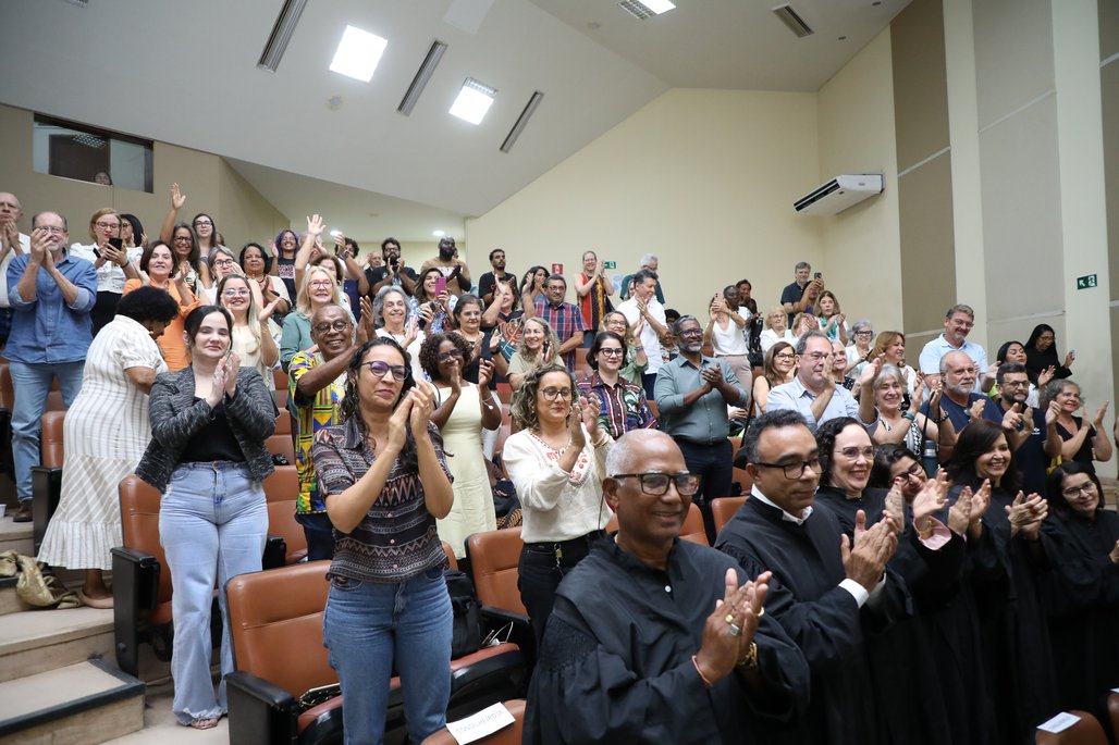 Doutor Honoris Causa \u002D Profa Cida