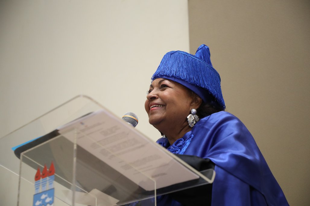 Doutor Honoris Causa \u002D Profa Cida