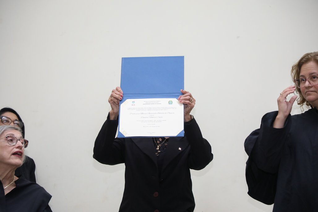 Doutor Honoris Causa \u002D Profa Cida