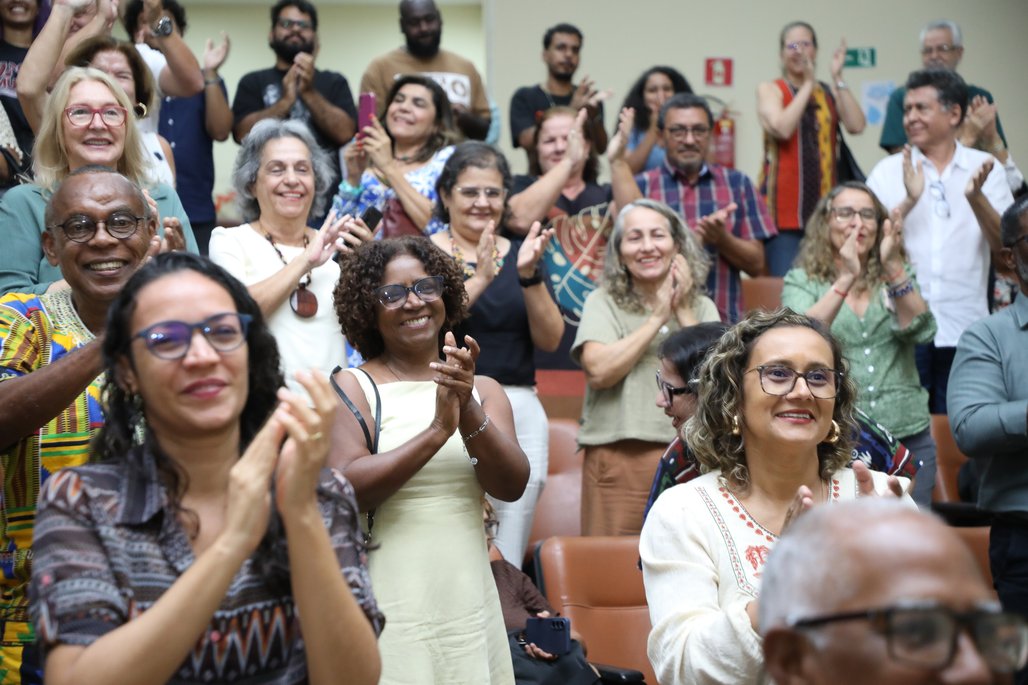 Doutor Honoris Causa \u002D Profa Cida