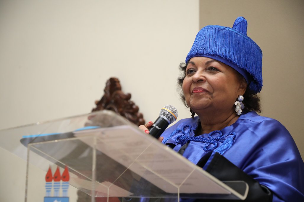 Doutor Honoris Causa \u002D Profa Cida