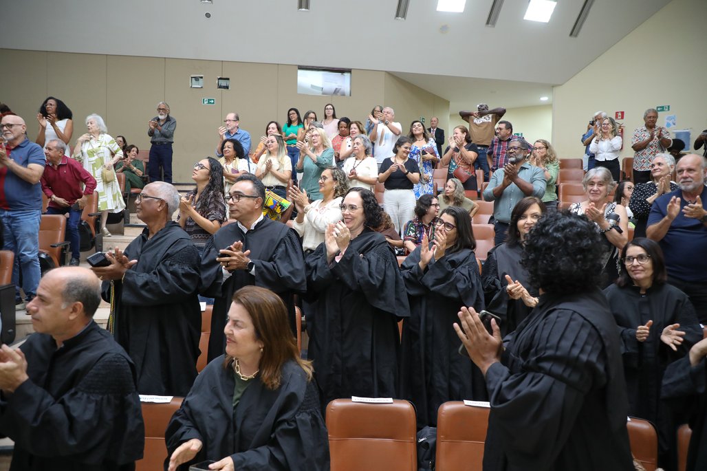 Doutor Honoris Causa \u002D Profa Cida