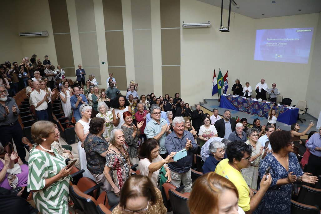 Doutor Honoris Causa \u002D Profa Cida