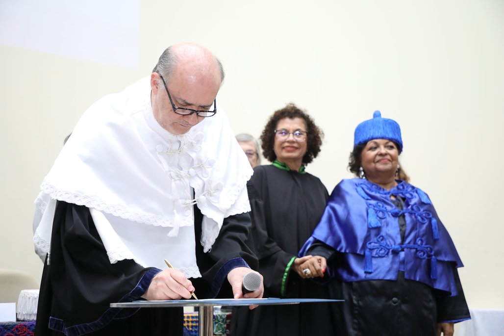 Doutor Honoris Causa \u002D Profa Cida