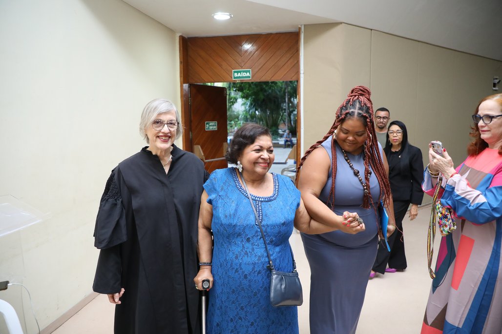 Doutor Honoris Causa \u002D Profa Cida